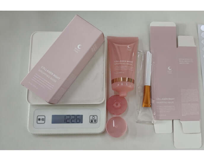 Masque de nuit au collagène norelia beauty avec packaging, tube et accessoires sur une balance.