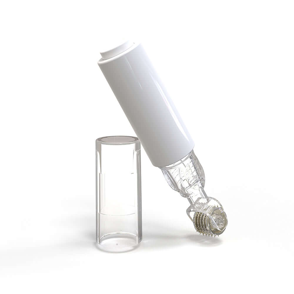 rouleau de soin des lèvres 3 en 1 avec applicateur transparent et capuchon.