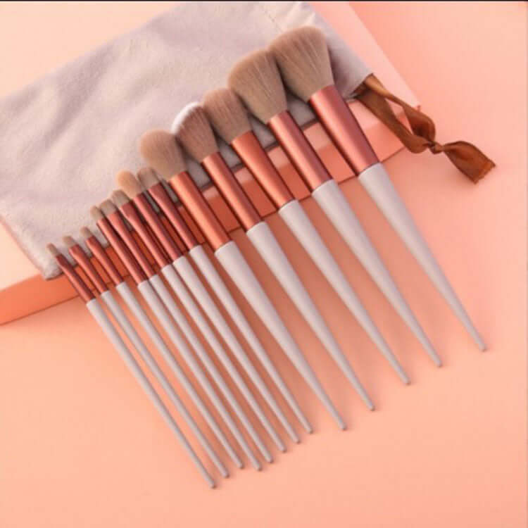 set de pinceaux de maquillage 13pcs avec des fibres synthétiques douces et un étui élégant.
