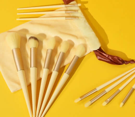 set de pinceaux de maquillage 13pcs avec pochette en satin jaune pour un teint parfait