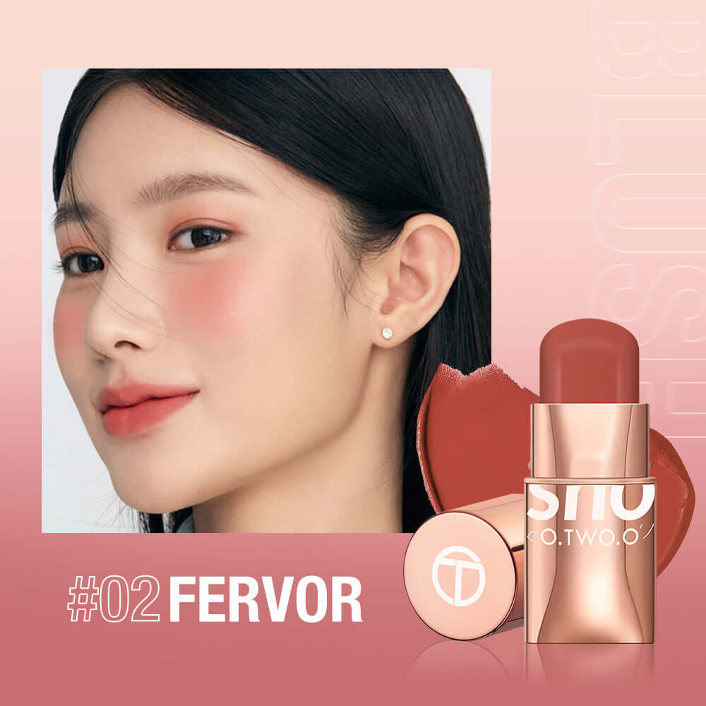 Blush Crème Naturelle Tonifiante avec un fini lumineux, portrait d'une femme utilisant le blush #02 Fervor