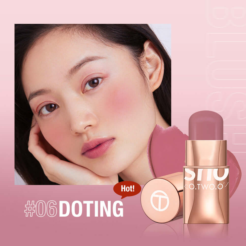 blush crème naturelle tonifiante sur un modèle avec un teint frais et lumineux, produit en teinte #06 Doting.