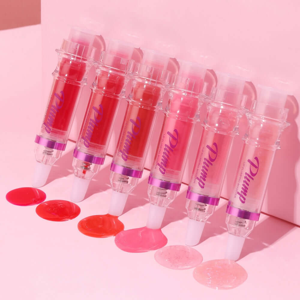 liquid lipstick légèrement épicé dans des tubes transparents avec des couleurs vives sur un fond rose