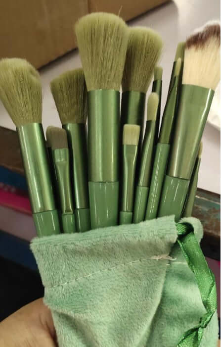 set de pinceaux de maquillage 13pcs dans un étui vert, parfait pour un teint impeccable.