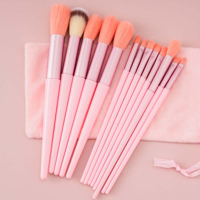 set de pinceaux de maquillage 13pcs sur un fond rose avec une serviette douce
